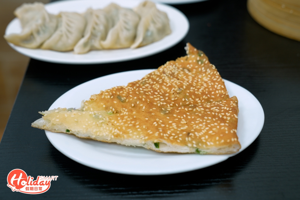 蔥花多、芝麻多、餅身厚，蔥油香撲鼻，入口已經有滿滿芝麻味，再隱約滲出蔥油香，鹹香十足。