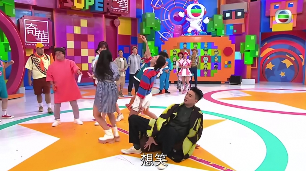 黃宗澤聽到遊戲要求後，立刻跪地張開雙腿扮跳舞