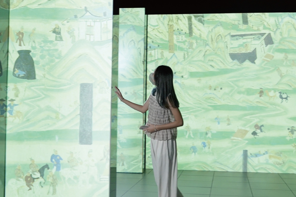 小編行到入去「山水之間」就好似化身成畫中人物一樣喺山中遊走。