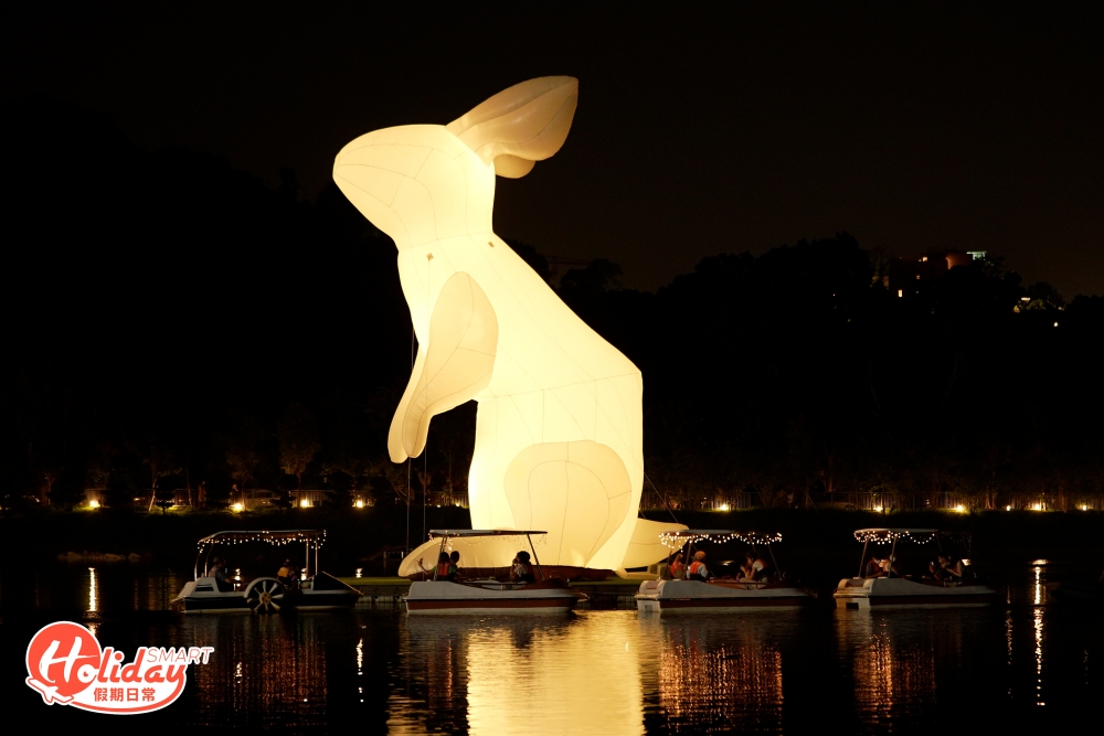 除了可以遠距離跟月兔齊齊賞月外，想更加近距離欣賞月兔，可以乘坐賞月遊覽小船，全程約15至20分鐘，360度遊覽白鷺湖，可以靠近月兔打卡。