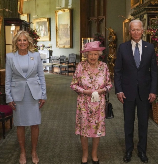 王室有專人為英女王將新鞋子嘅皮革穿得軟熟舒適