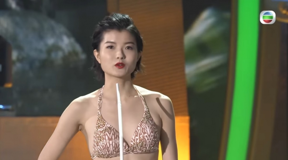 而1號徐麟喺泳裝問答環節中,仲叫主持人重覆咗同一條問題3次!