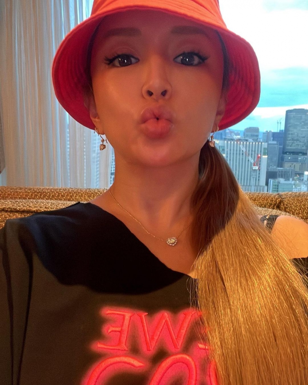 濱崎步的左耳已完全失去聽力，右耳亦出現急速退化的情況。