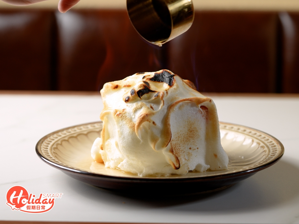 說到懷舊，不得不提賣相澎湃的經典雪糕甜品「火焰雪山」，店員即場點火燒焦面層蛋白霜，內層是蛋糕夾雜朱古力和芒果雪糕，食落一凍一熱很過癮。