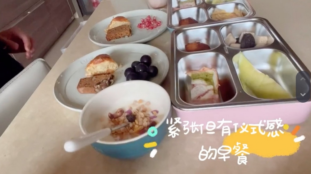 轉眼間吳尊一家已經移居上海近半年,佢最近喺抖音公開仔女開學嘅影片,相中佢為子女準備好早餐