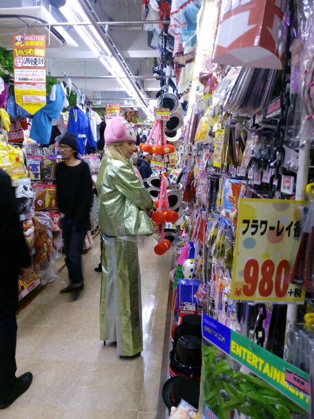 Lady Gaga於2016年在Donki買了5大袋戰利品~