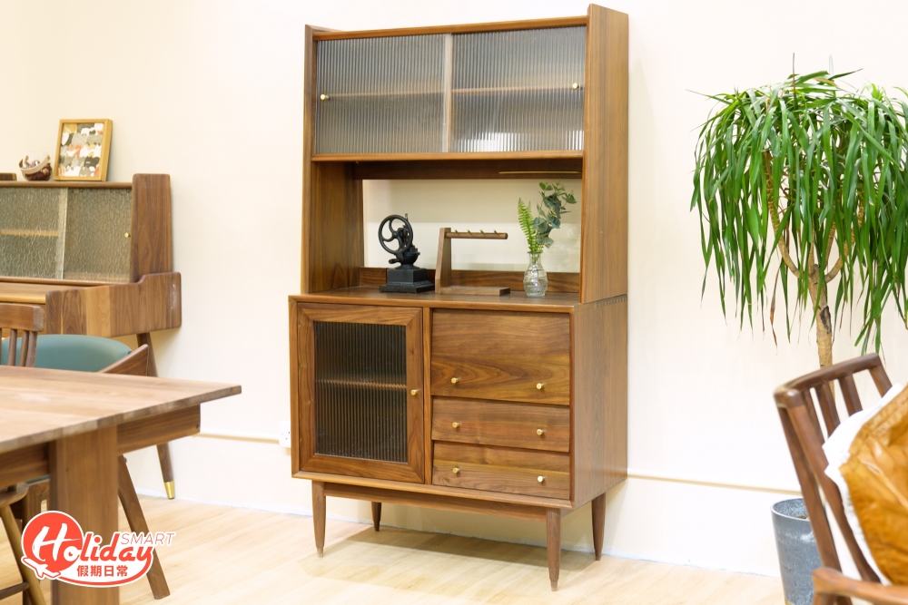 與其稱這個地方為咖啡店，「傢具展示廳」會更為貼切，事因店主的夢想是Mac及Frank夢想是親手打造以100%原木製作的工作室，大至餐桌沙發，小至檯燈擺設都難不到他們。