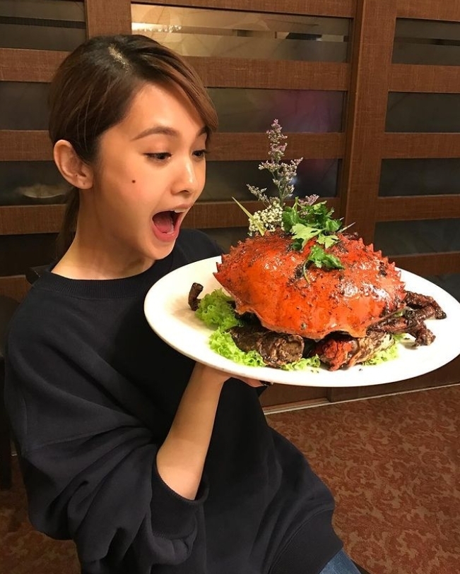 網民立刻搵到唔少楊丞琳過往喺台灣食海鮮嘅照片!