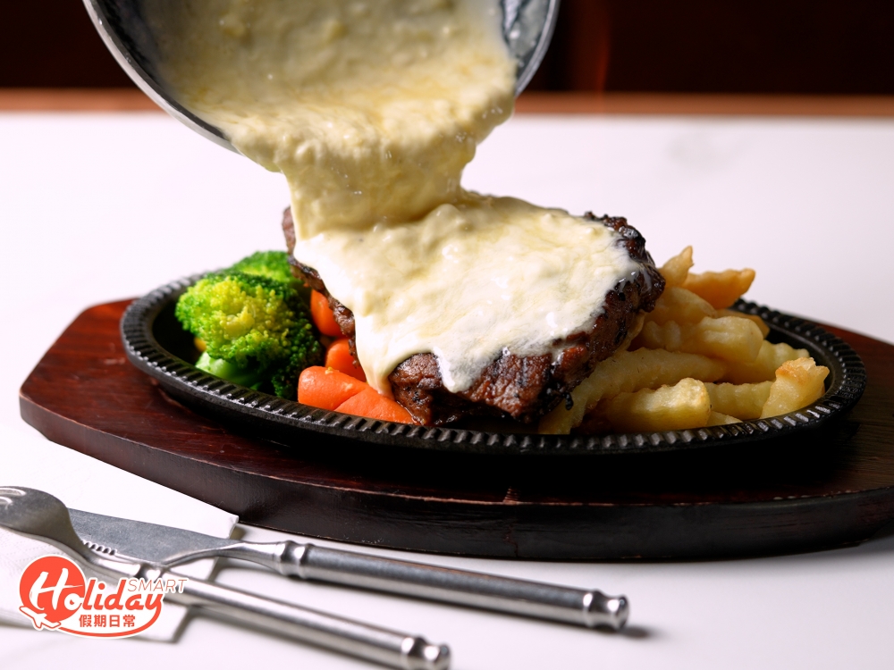 必食推介有熱溶芝士紐西蘭牛柳，店員會以平底鍋呈上芝士醬，並即場以火槍燃點拉絲芝士醬，再如瀑布般淋上鐵板牛柳，整道菜被火焰包圍，賣相夠澎湃，牛柳肉質厚身不會過韌，配搭帶鹹香的芝士醬更香口。