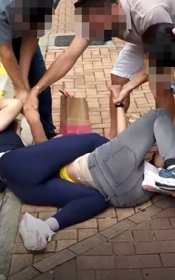 有網民發現男士（灰藍色衫）本身應該送緊外賣，但最後都放低外賣幫手解開二人！