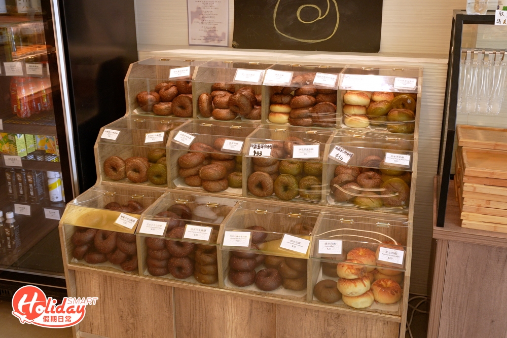 店內更有12宮格貝果自助區，無論是鹹或甜都應有盡有，款式不定期更換之外，配搭更多變及有心思。