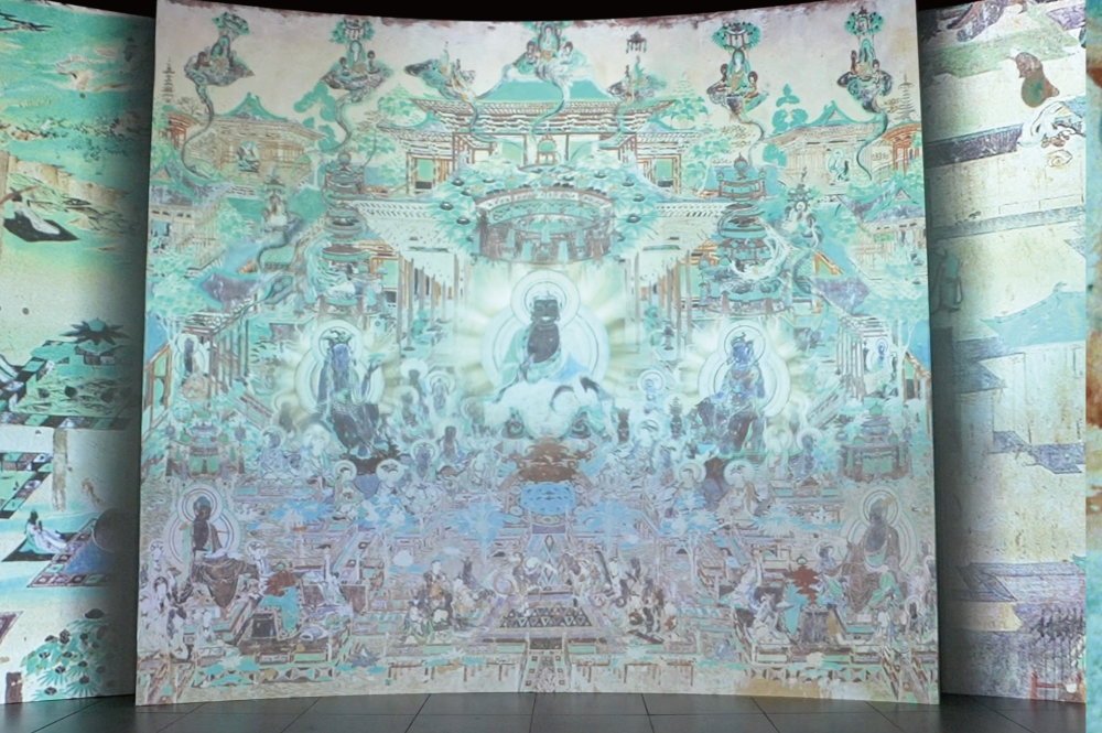 一入場就見到好大幅數碼展示「觀無量壽經變」，非常震撼！