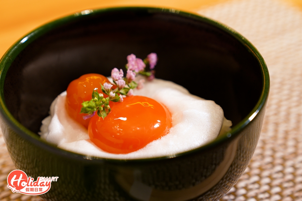 店家推介炎特製御飯,以日本太陽卵及醬油漬蛋黃製成,伴以加入大量雞殻熬煮6個鐘的雞湯,湯頭清徹通透,有少量胡椒調味。