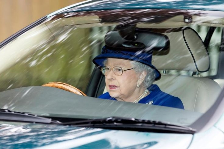 英女王係全英國唯一一個沒有駕照亦可以合法揸車上路的人。