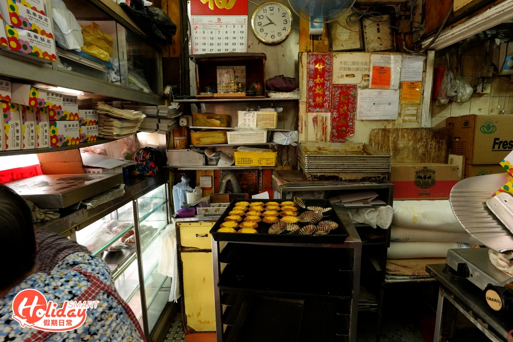 豪華餅店之所以決定榮休，皆因老闆周先生已年逾80歲，老闆娘周太亦逾70歲，只剩下球姐和3位員工打理舖頭，其中70多歲的老臣子球姐已經在餅店工作了18年，因為腰骨痛、腳痛決定辭職退休，而老闆的子女亦學業有成，兒子更攻讀了博士學位，子女無意接手，因而決定結業。