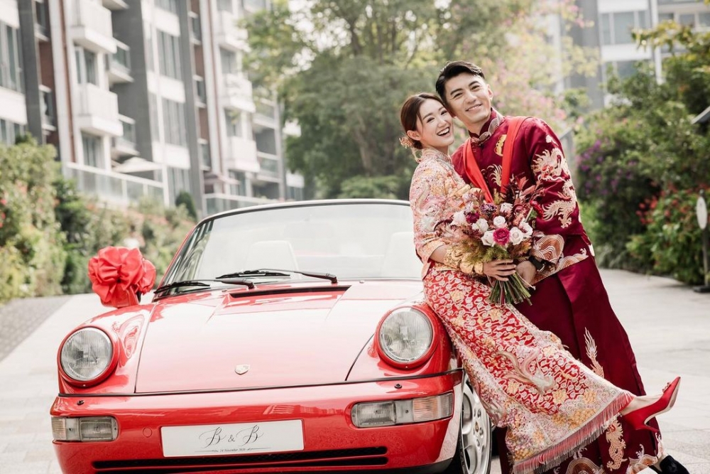 袁偉豪同張寶兒喺2020年結婚,當時女方手上戴咗3個龍鳳鈪,氣派十足!