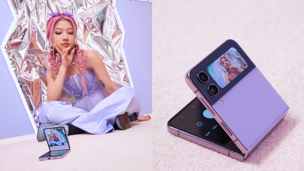 Galaxy Z Flip4外型纖巧時尚，能輕易配襯出常多個造型，外置的屏幕令影相自拍更方便。