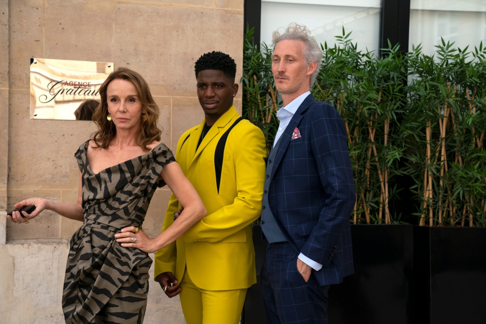 除了感情陷入複雜的四角關係,Emily因獲得上司Sylvie招攬加入新公司,同樣面對去留抉擇!