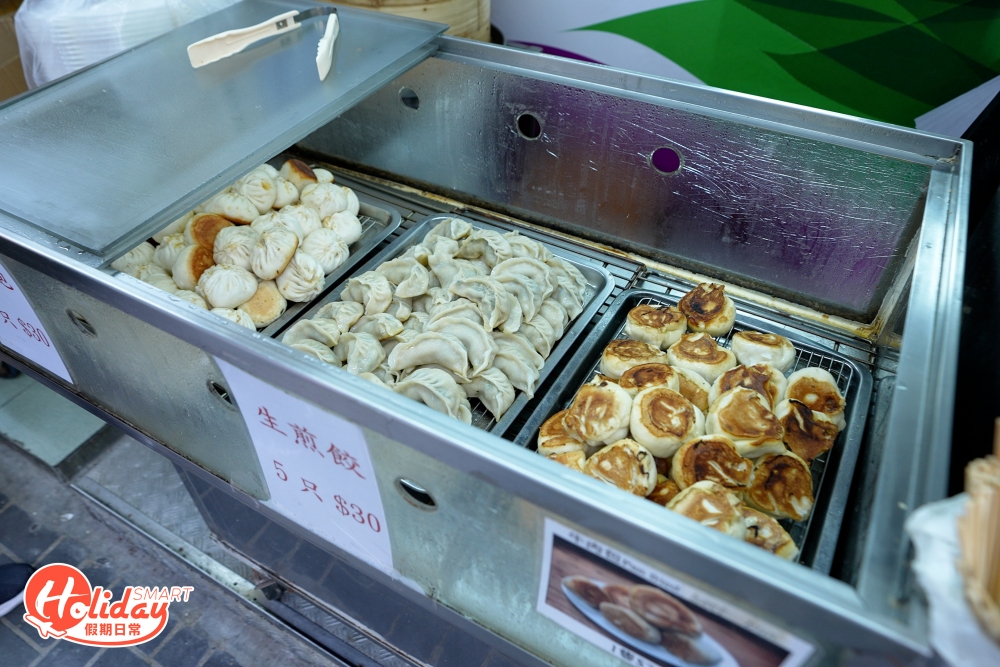 雖然包餃不定時新鮮出爐，部分更是已經煮好放在保溫櫃，但為了避免餡料乾巴巴和出品不新鮮，店舖每次做起的份量不會太多，加上去貨速度快，基本上半個鐘左右已經賣光。