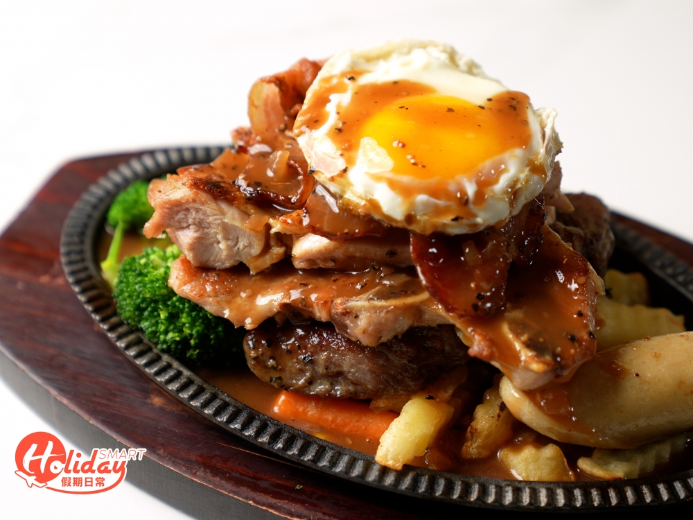 說到不少人的兒時最愛非雜扒餐莫屬，一百多元即可一次過歎齊豬扒、牛扒、雞扒、煙肉和牛仔腸，表面再放上煎蛋，份量十足，更可選配意粉、飯或薯菜。