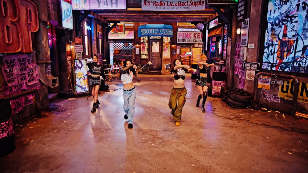 BlackPink群舞的背景出現很多她們過去作品的歌名～