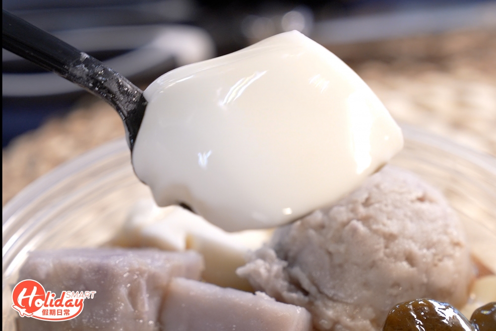 店主透露今期的椰子凍乃是改良版，對比起只加入椰漿的「椰子凍1.0」，改良版特別加入泰國椰青水，令其多了一分椰皇清香；而焙茶圓雖甜度較低，味道比三色芋圓更濃郁！