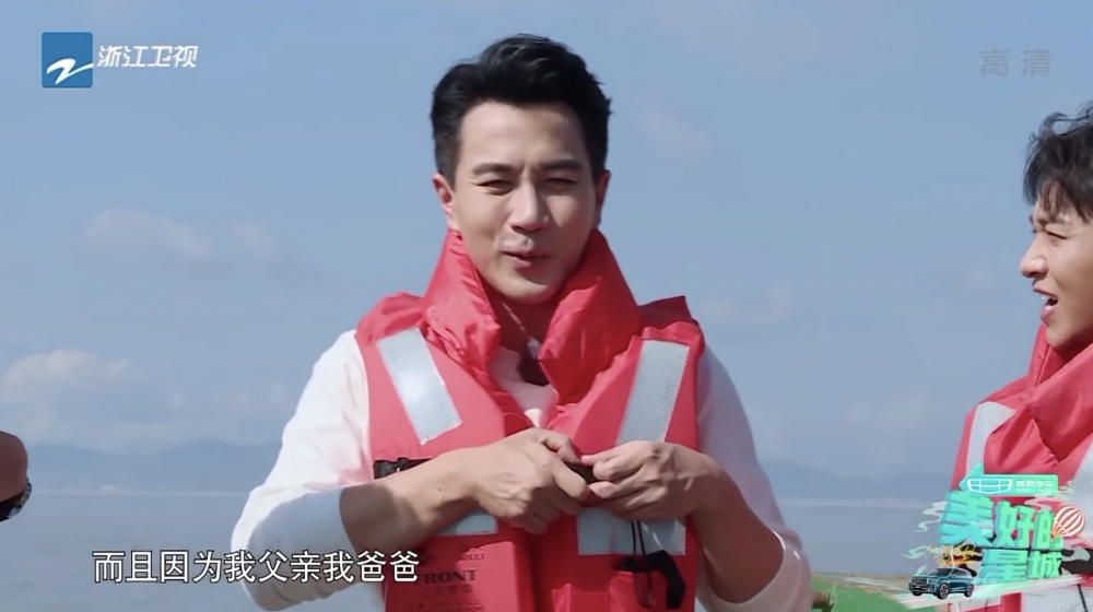 當日嘅佢眼袋浮腫