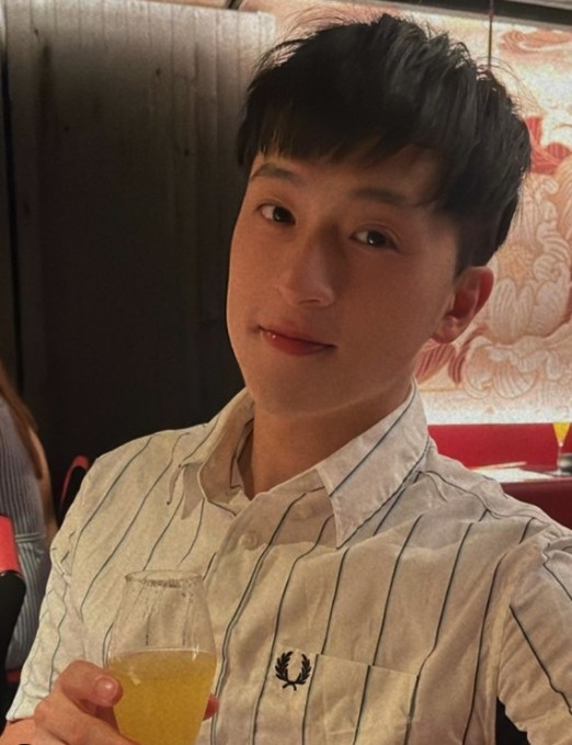 根據佢嘅IG簡介，佢大學時修讀心理學，現時亦係健身教練。