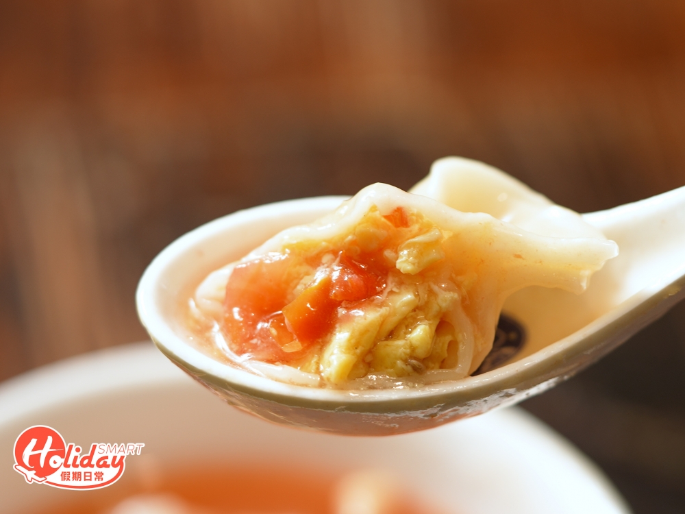 用新鮮番茄煲煮而成的湯汁，味道天然且濃郁，加上番茄蛋餃子，內餡粒粒番茄及雞蛋，蛋味突出之外，整體與家常菜番茄炒蛋的味道相似！