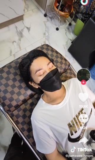 泰國女子喺同朋友外遊前決定紋眉，等去影相打卡嘅時候睇落更加精神～