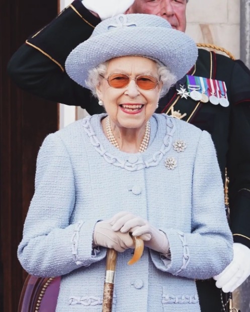 英女王嘅每件服裝都擁有獨立嘅編號，方便助手們紀錄低佢曾經穿著嘅衫