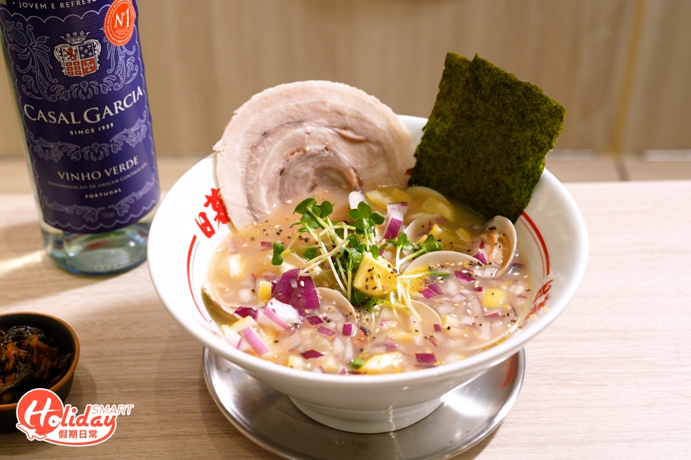 湯底以蜆汁精華、檸檬汁熬煮而成,更特別加入葡萄牙青酒Vinho Verde提鮮,清新鮮膩之選。