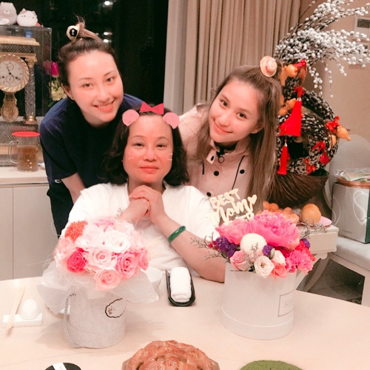 以往過節時超蓮都會同媽媽三太陳婉珍、家姐何超雲等親人聚會。