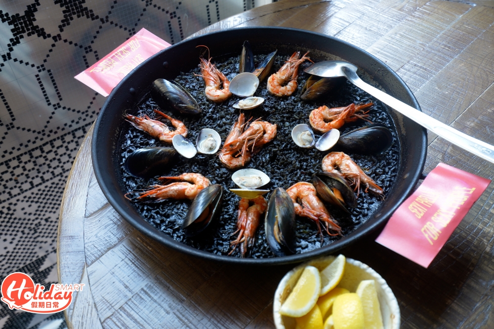 餐廳以提供多款西班牙海鮮飯而聞名，當然不止這兩款海鮮飯，還有多款傳統海鮮飯，必試招牌ARROZ NEGRO海鮮飯，加入墨魚汁令米飯變成黑色，表面鋪滿青口、蜆和大蝦等海鮮，最適合大班朋友開心Share！