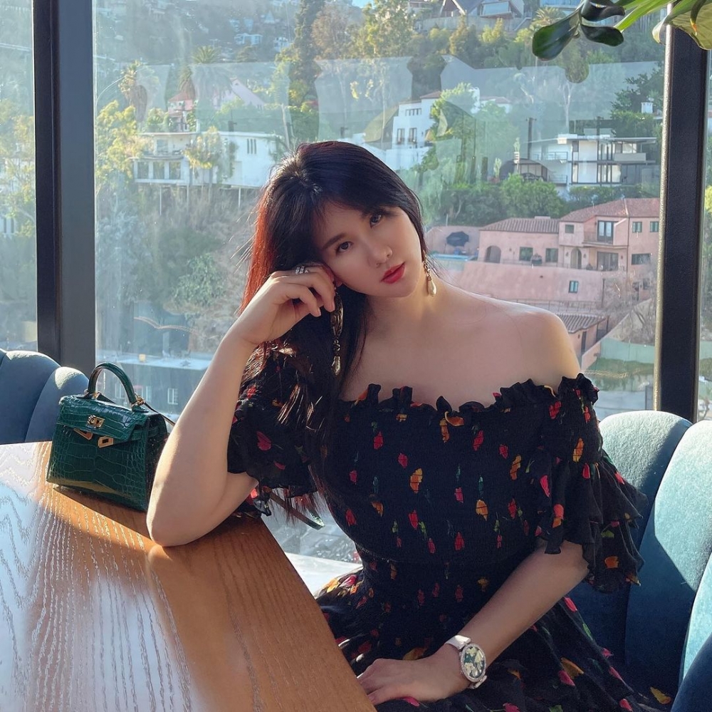 孟瑤不乏價值不菲嘅鱷魚皮手袋