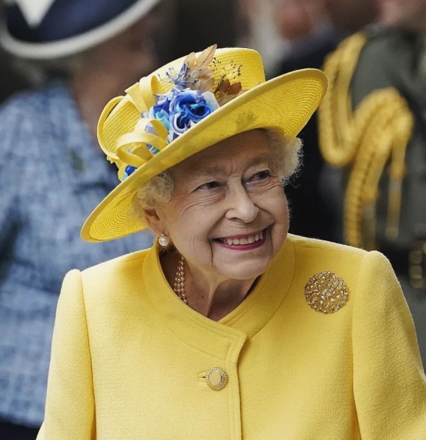 英女王嘅衣著打扮非常鮮豔，但其實背後係有原因！