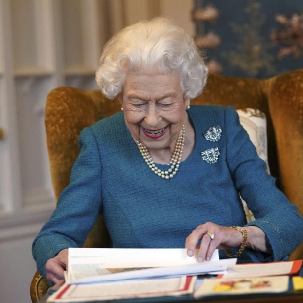 呢款指甲油低調簡單，非常易襯衫！而且聽聞王室規定成員們只能夠塗上裸色嘅指甲油