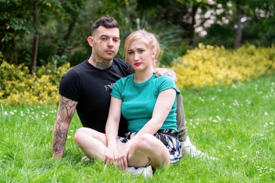 英國男子Tony收留烏克蘭難民Sofiia後生出情愫,拋棄8年感情嘅妻女與第三者私奔