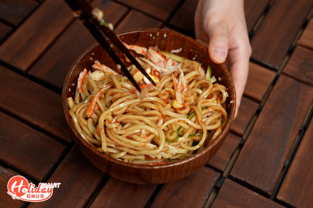 2.把切好的材料及調味料放入碗內,撈勻即可食用!