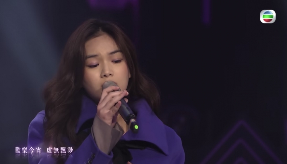而佢早前演唱嘅《歡樂今宵》更獲得逾42萬人觀看！