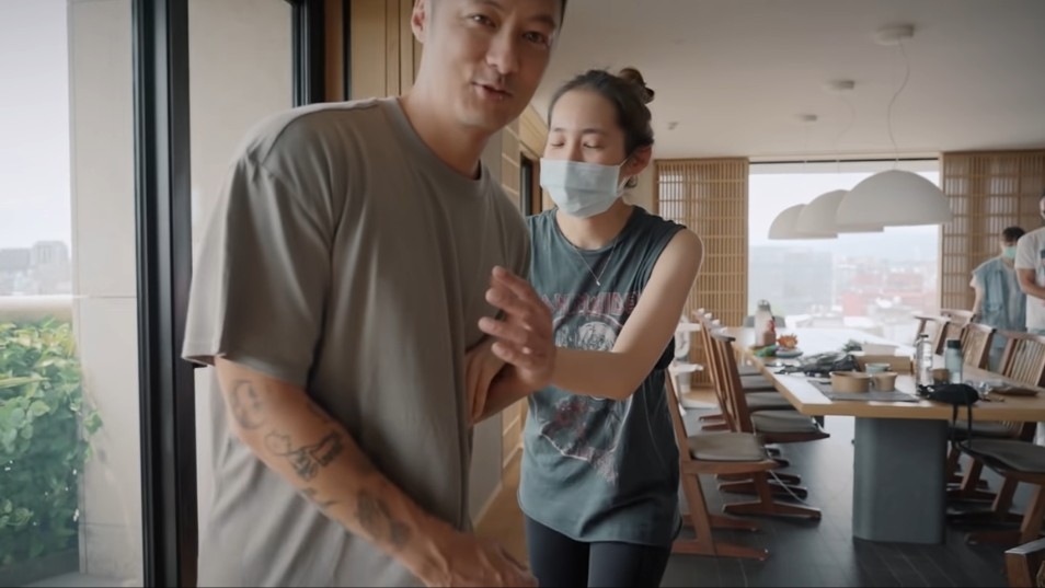 飯廳方面貫徹木系風格,擺放咗一張長型飯枱,可以同時坐到12人,方便與親朋好友相聚