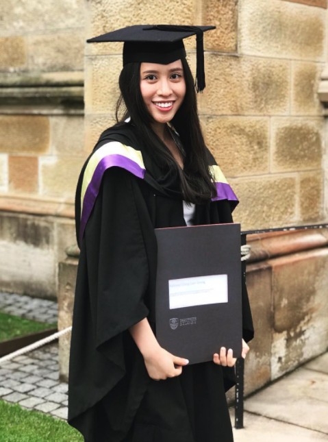 而佢喺世界排行頭50名嘅悉尼大學畢業,仲以雙重一級榮譽嘅優異成績畢業!