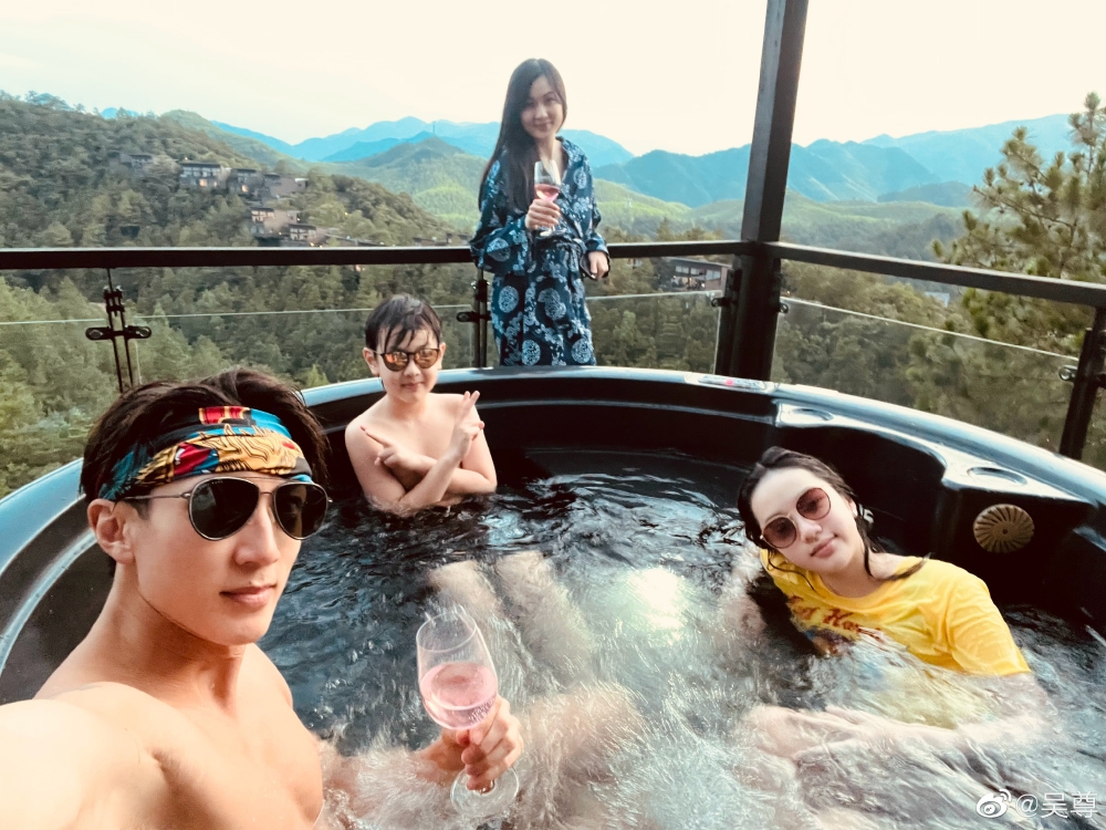 吳尊雖然係偶像男團嘅成員,但其實佢同太太林麗瑩結婚多年,兩人更係彼此嘅初戀。吳尊直到女兒出生3年後先公佈已婚