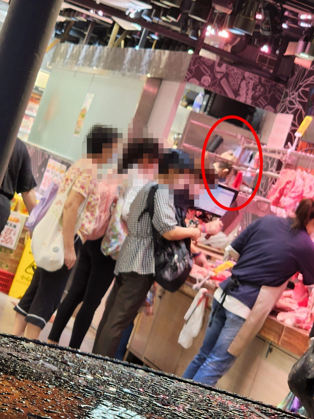 近日有網民指見到威威喺豬肉檔默默工作,非常勤奮!