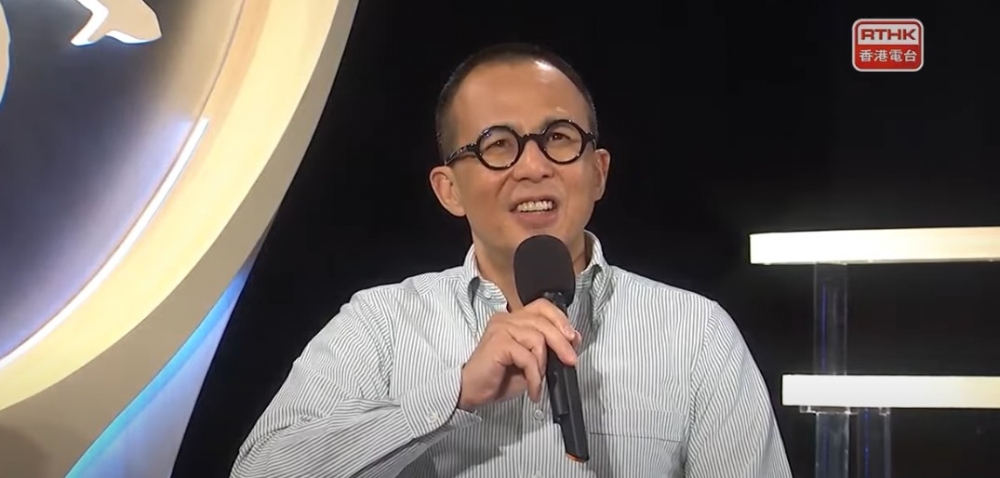 然而,阿mo嘅爸爸早前已經謝卻李澤楷所捐贈嘅千萬蚊!