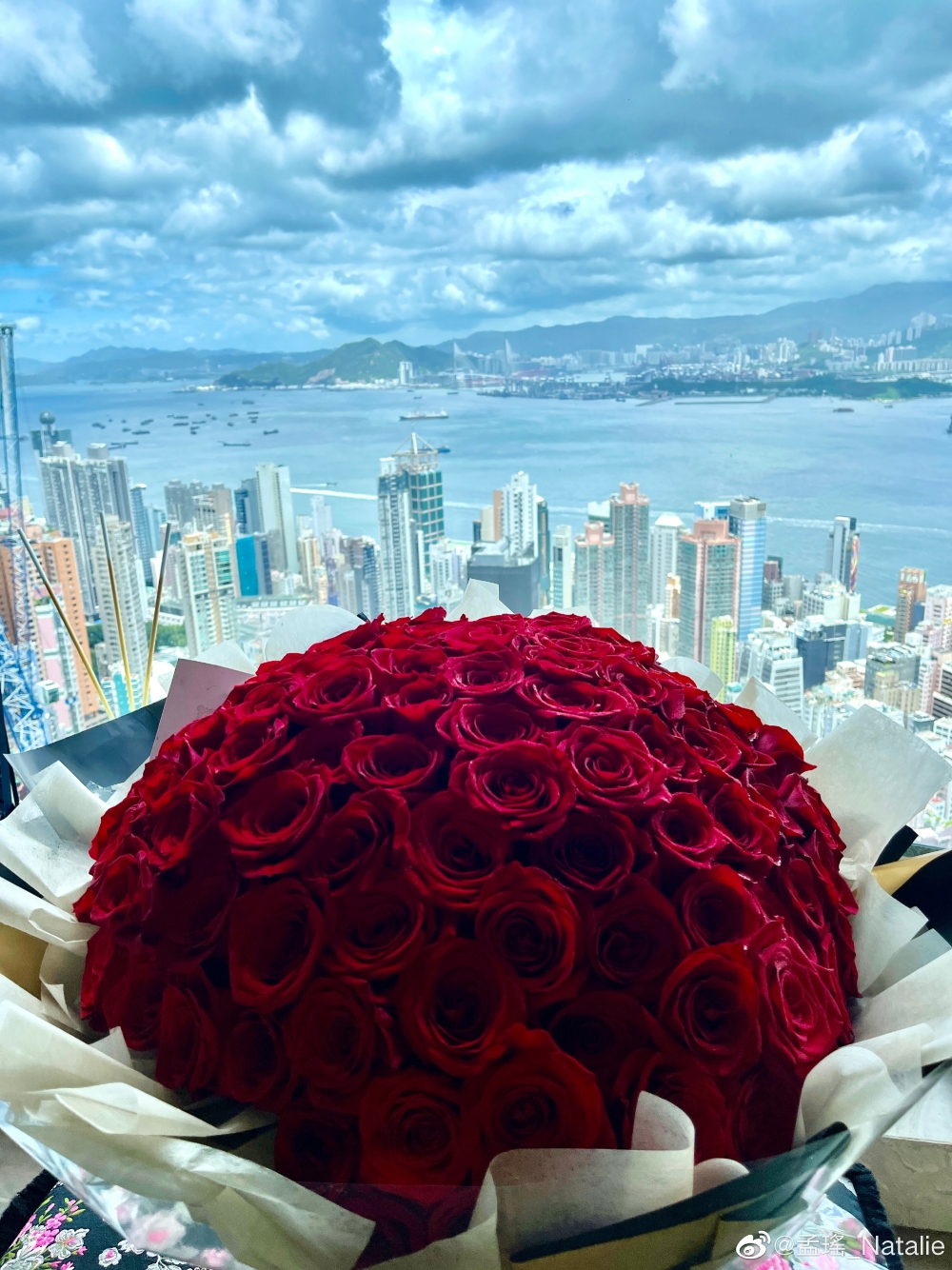 2021年農曆生日時，孟瑤同樣獲男友送贈一束玫瑰