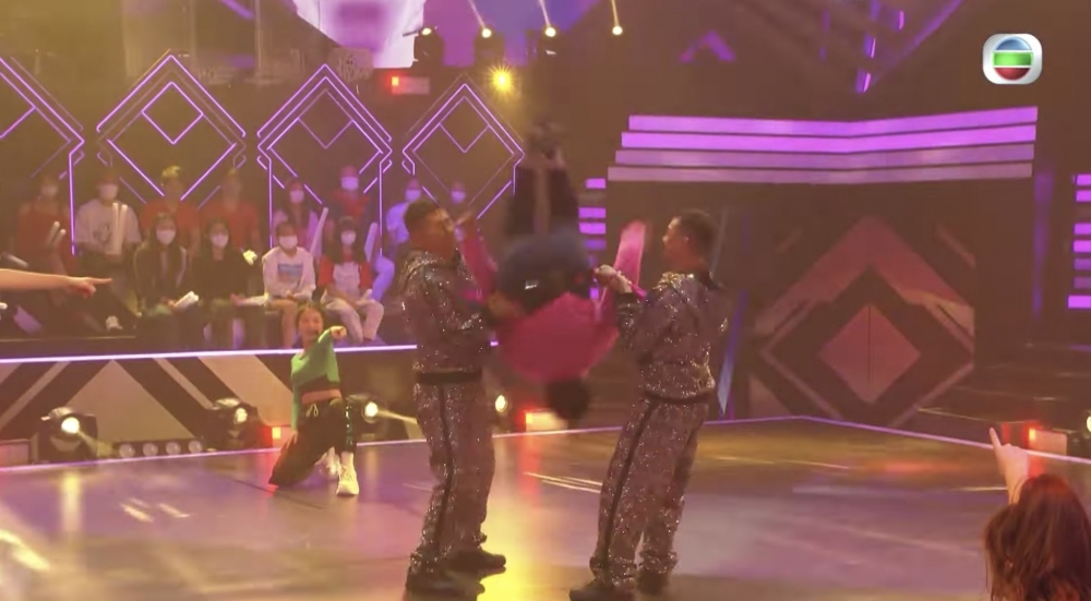 再喺2名導師嘅協助下完成後空翻，令在場導師拍晒手掌！