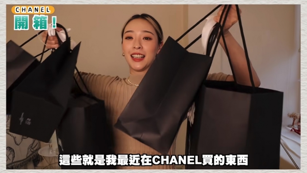 佩男過往拍片分享自己嘅CHANEL收藏品!