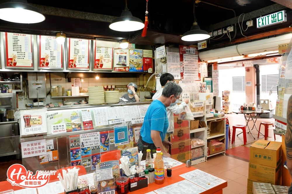 雖則餐廳已轉手,但亦全力保留當年的風味,店內的標誌性的橙色裝潢是香港舊式快餐店的特色!