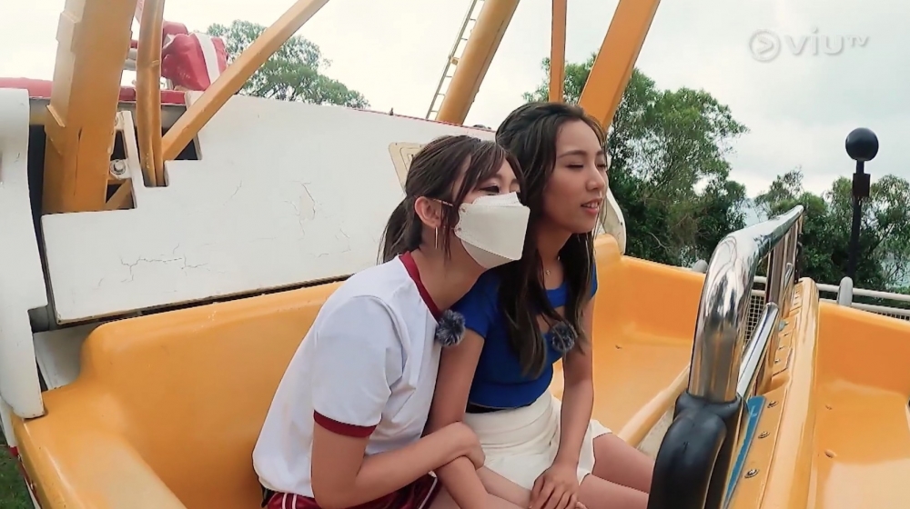 坐佢哋對面嘅KBG則表示好驚，更一直撓實浩南。